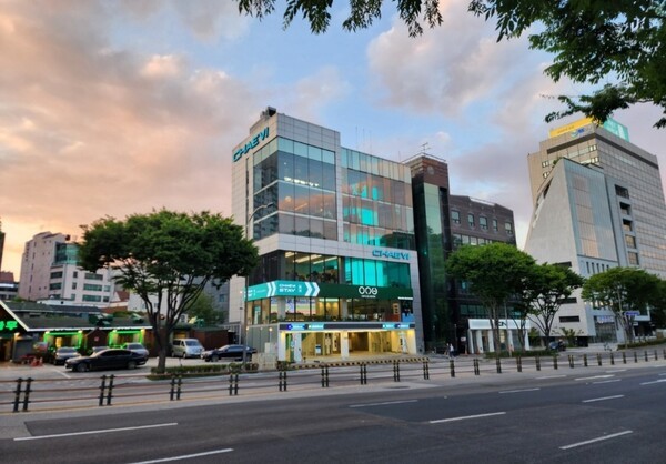 충전하며 세차하고, 커피도 한 잔?...전기차 충전소의 진화 - 뉴스 썸네일 이미지